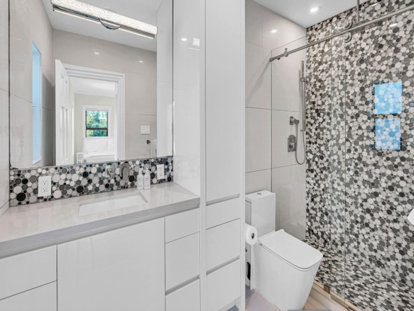 Luxurious 4-Bedroom Retreat Near Las Olas Blvd with Heated Pool